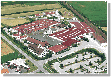 Luftbild / Luftaufnahme von einem Industriebetrieb / Fabrik